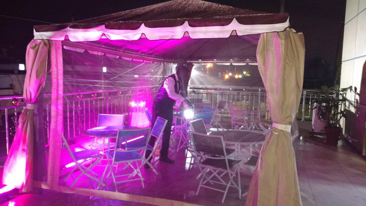 דואלה Mbayaville Hotel מראה חיצוני תמונה