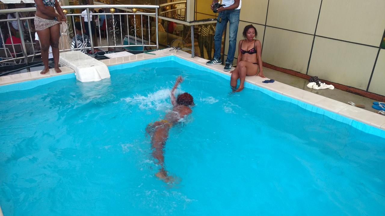 דואלה Mbayaville Hotel מראה חיצוני תמונה