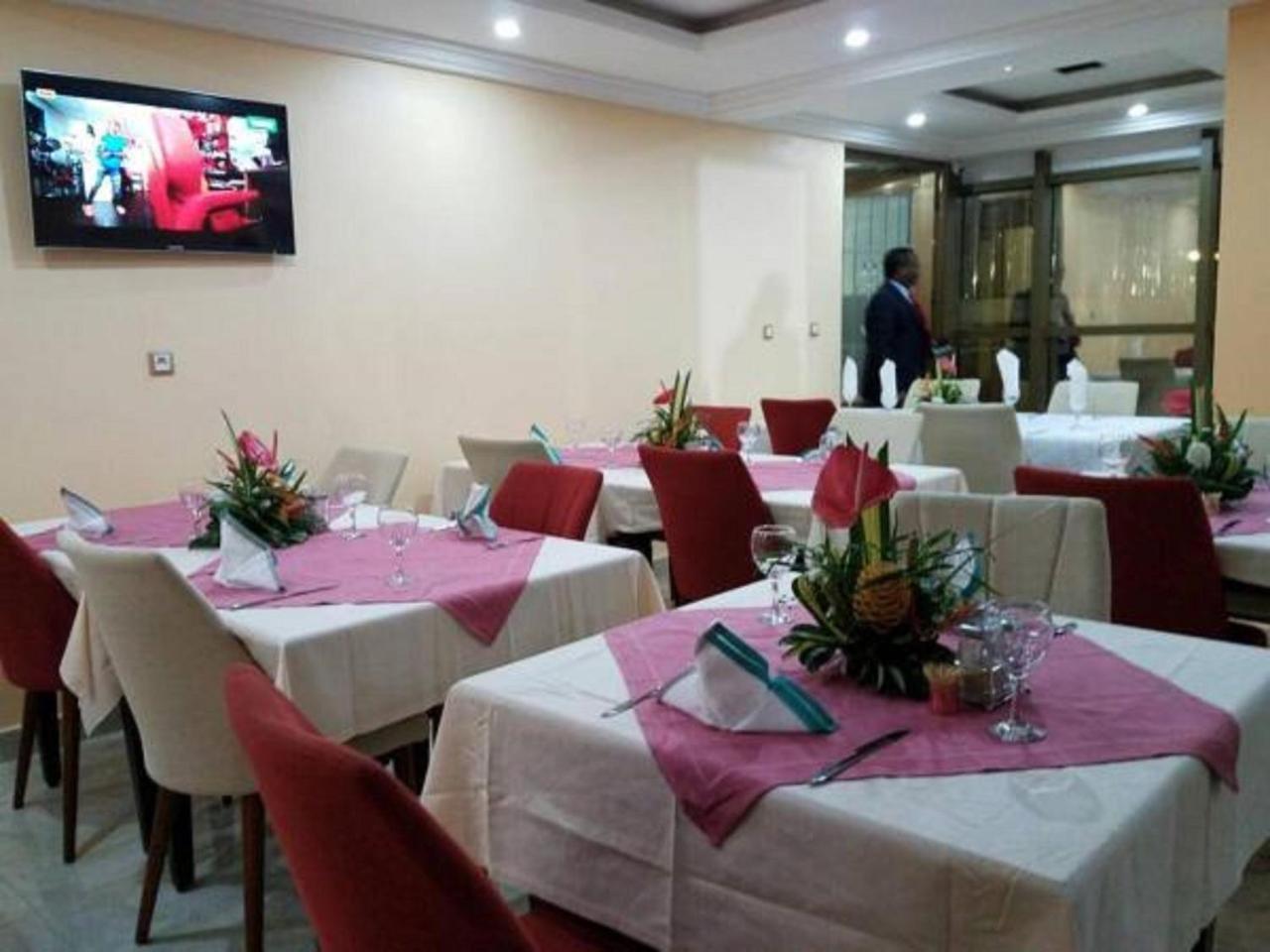 דואלה Mbayaville Hotel מראה חיצוני תמונה